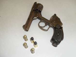 Siracusa: deteneva una pistola nella rivendita ambulante. Arrestato