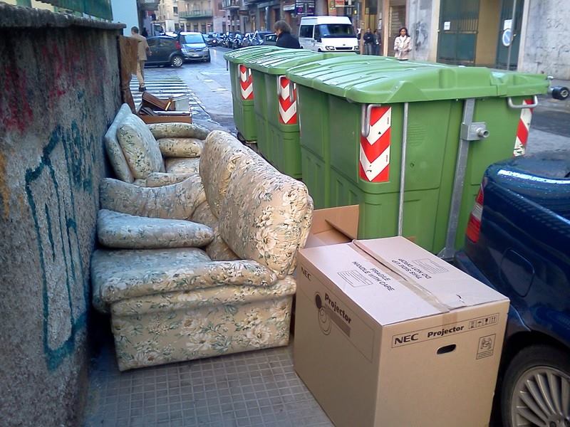 Siracusa: passaggio pedonale ostruito dai rifiuti in via Brenta