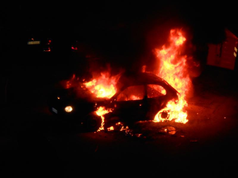 Siracusa: auto in fiamme in Ortigia