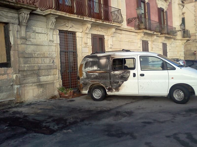 Siracusa: da un mese il “relitto” di una macchina bruciata nel cuore di Ortigia sotto gli occhi di tutti
