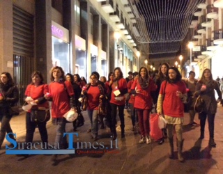 Siracusa video: il flash mob delle consigliere comunali per dire stop alla violenza e si alle “donne vive”