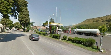 Partorisce in un distributore di benzina a causa del maltempo