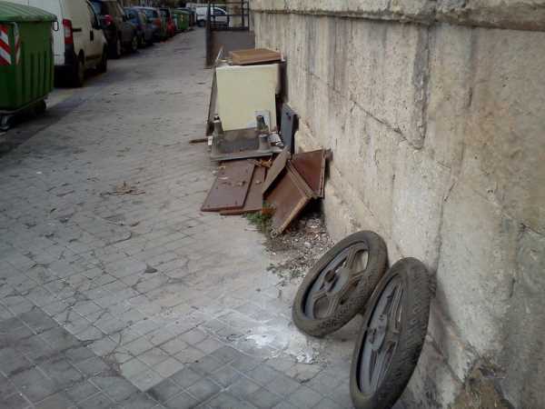 Siracusa: viale Montedoro invasa da cumuli di rifiuti