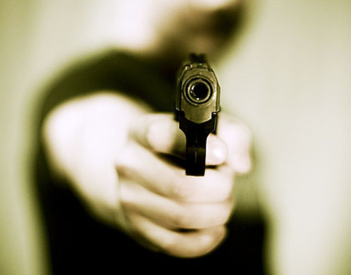 Siracusa: 19enne arrestato, dalla mobile, per danneggiamento aggravato e violazione della legge sulle armi