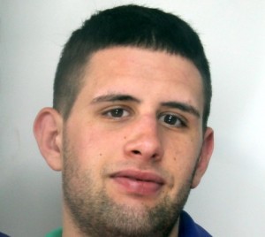 Siracusa: scappa all’arrivo della polizia. 21enne arrestato per aggressione a pubblico ufficiale e possesso di coltelli