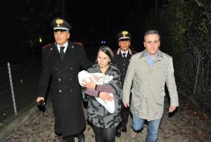 Ruba auto con neonato a bordo, se ne accorge e ci ripensa