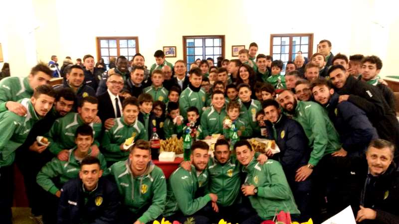 Palazzolo Calcio: doni per tutti alla festa di fine anno. Cutrufo: “Una vera gioia stare in mezzo a questa gente”