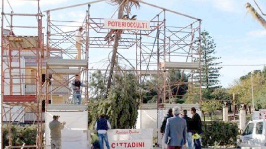 Rosolini: un albero di Natale “rovesciato” per ribellarsi ai poteri forti. Ma i cittadini non approvano