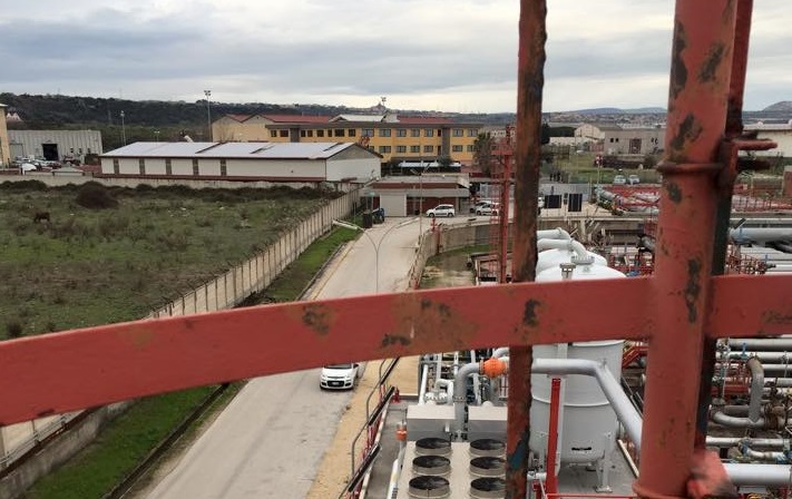 Siracusa, ritorna la tensione al pontile Isab. Operaio risale sulla torretta