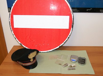 Siracusa: i Carabinieri gli sequestrano 3 dosi di marijuana e un segnale stradale che teneva in casa