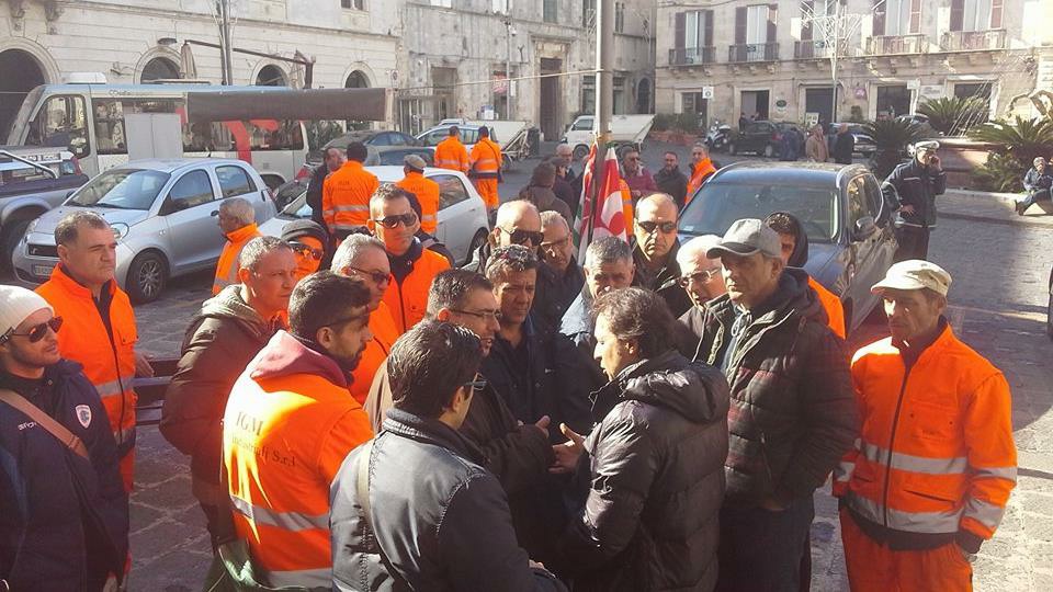 Siracusa: lavoratori Igm in protesta sotto la prefettura per la tutela della retribuzione e del livello professionale