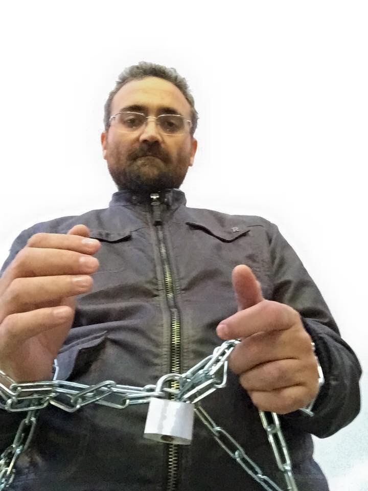 [VIDEO] Siracusa: continua la protesta contro Isab. Ivan Baio incatenato di fronte lo stabilimento