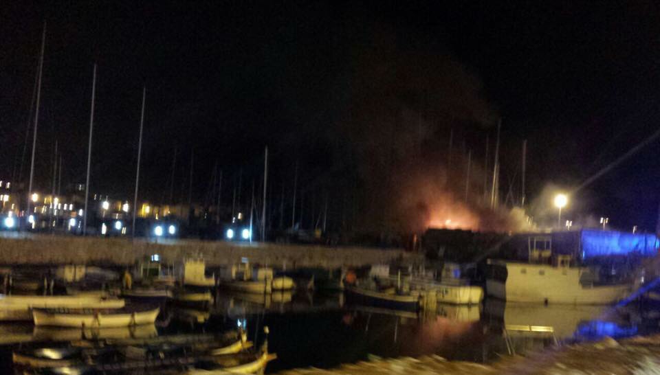 Siracusa: incendio in Ortigia, a fuoco delle imbarcazioni