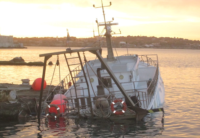 Siracusa: motopesca rischia di affondare, ferito un marittimo