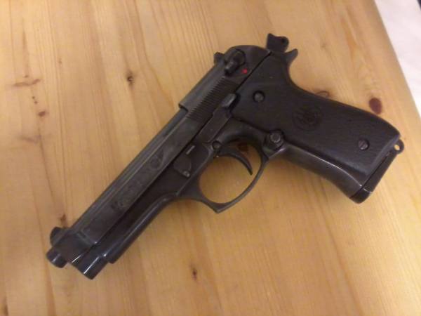 Siracusa: la Polizia trova una pistola nascosta in un terreno di via Costanzo