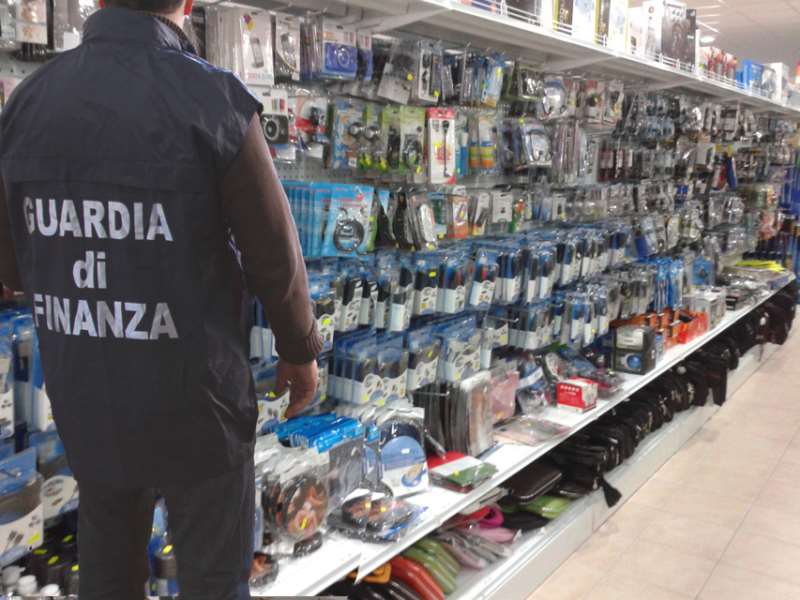 Siracusa: 22 lavoratori in nero e 145 mila prodotti cinesi sequestrati. Il bilancio delle fiamme gialle aretusee