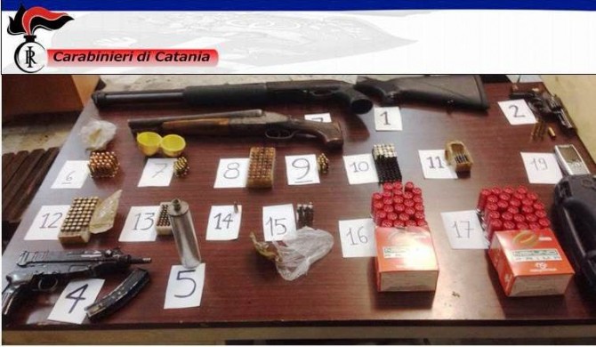 Sicilia, Catania: arsenale ritrovato dai Carabinieri nell’auto di una 70enne. La donna finisce ai domiciliari