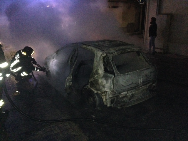 Solarino, due incendi nella notte: tre le vetture coinvolte