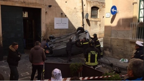 Noto: auto cappotta in pieno centro storico
