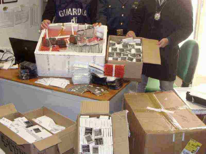 Catania: la Guardia di Finanza sequestra oltre 125 mila accessori di telefonia e prodotti elettronici contraffatti