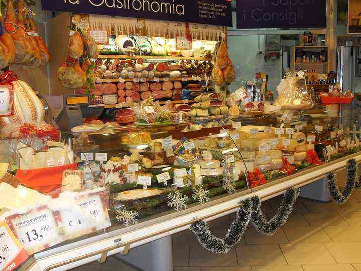 Lentini: ladri di “affettati”. Rubati  1500 euro di salumi in un centro commerciale