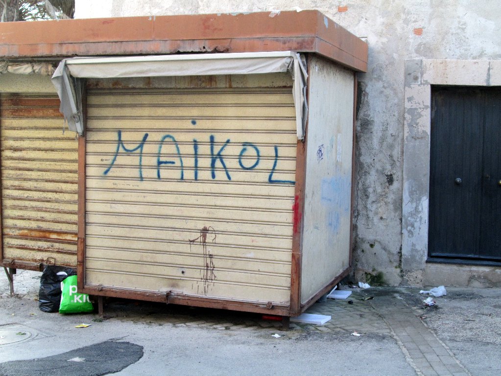 Siracusa: rimozione di un casotto in ferro che si trovava in Vicolo 1° ai Lettighieri, nei pressi del mercato rionale di Ortigia