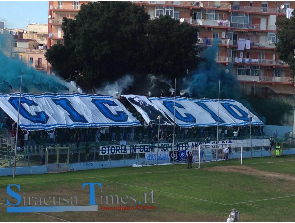 [VIDEO] Siracusa: è festa azzurra con un 5-0 sul Vittoria. Il “De Simone” ricorda Francesco Ficili ad un anno dalla sua scomparsa