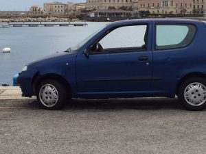 Macchina tentato suicidio sbarcadero