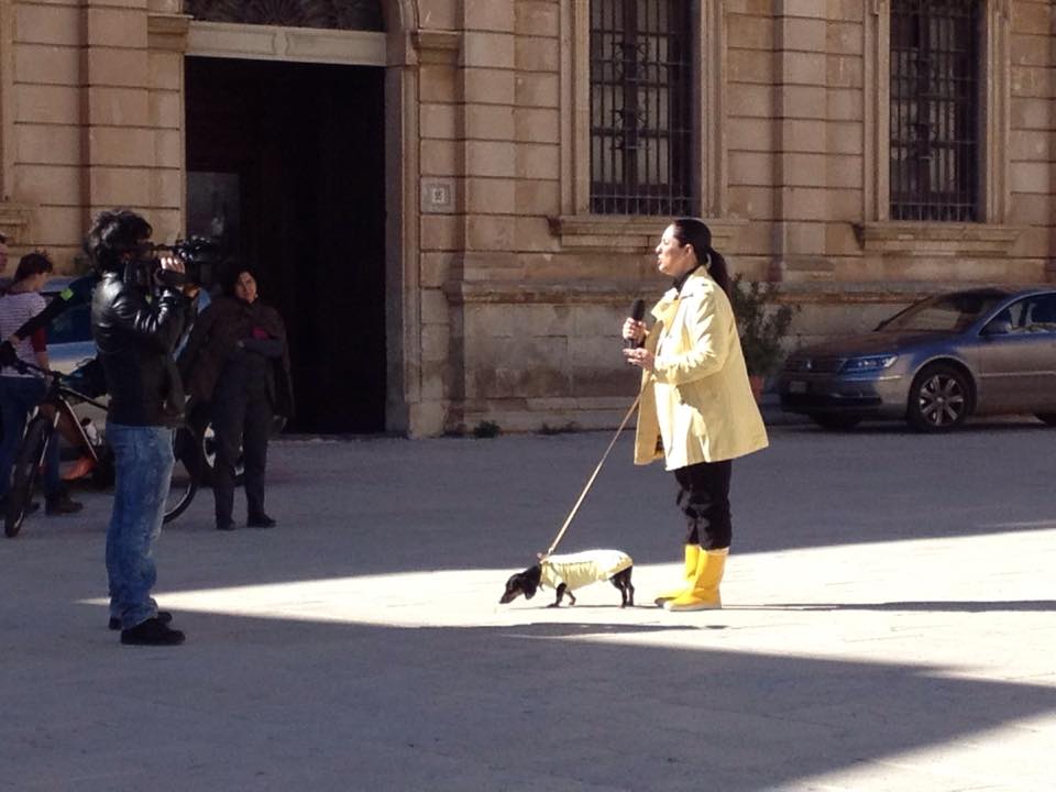 Avvistata in città Stefania Petix. “Striscia la Notizia” giunge ancora a Siracusa