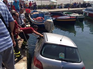 auto caduta in acqua sbarcadero