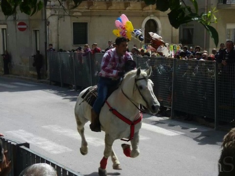 Rosolini: brutto incidente con un cavallo in via Sipione, due donne finiscono in ospedale