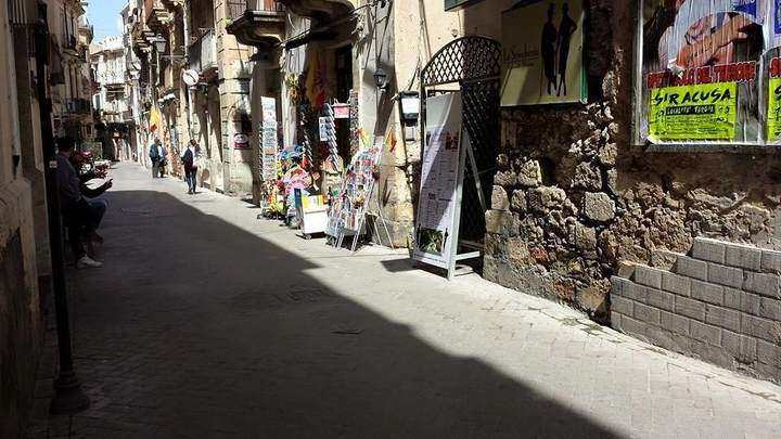 Siracusa: segnalazione di un lettore sulle problematiche di via Landolina, nel cuore di Ortigia