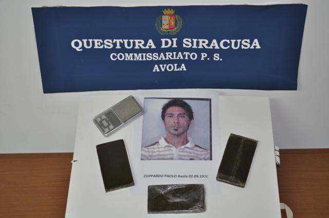 Avola: teneva 3 panetti di hashish in casa, uomo arrestato dalla Polizia