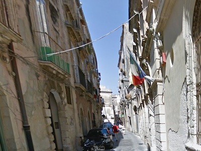 Siracusa: in mostra in via Mirabella “Expò per cinque abiti, riferimento alla decorazione e architettura barocca e bizantina”