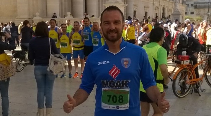 Siracusa City Marathon, vince Vito Massimo Catania. L’aretuseo Di Falco corre con la maglia del Siracusa per festeggiare la promozione in D