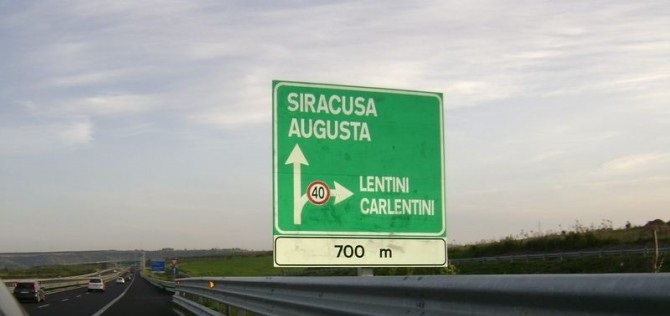 Un tir perde il carico e i limoni finiscono sulla carreggiata. Forti rallentamenti sulla Siracusa-Catania