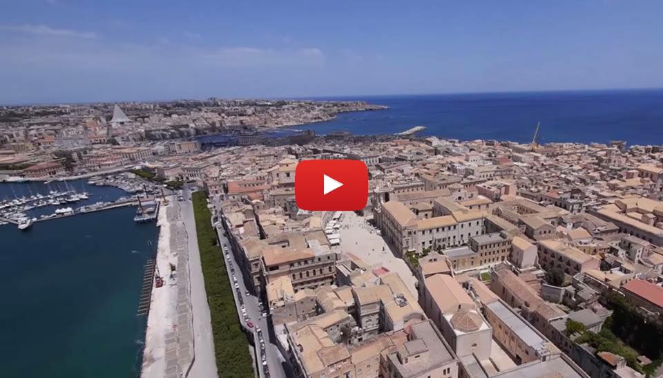 Siracusa dall’alto: le riprese del drone in volo su Ortigia ed Aci Trezza