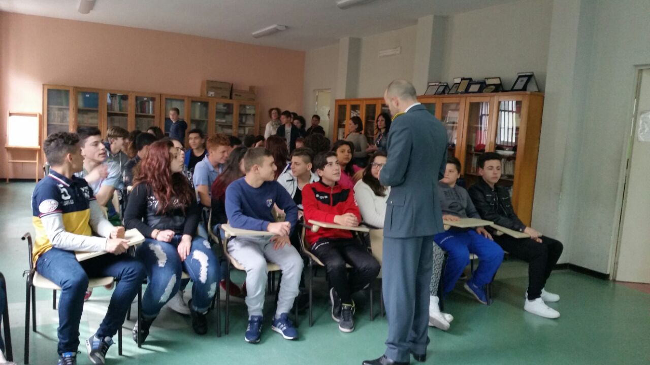 Catania: a scuola con la Guardia di Finanza grazie al progetto “Educazione alla legalità economica”