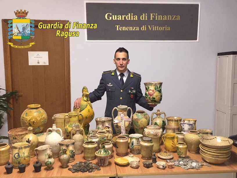 Sicilia, Comiso: scoperto “un museo in casa” dalle Fiamme Gialle, 837 reperti storici sequestrati