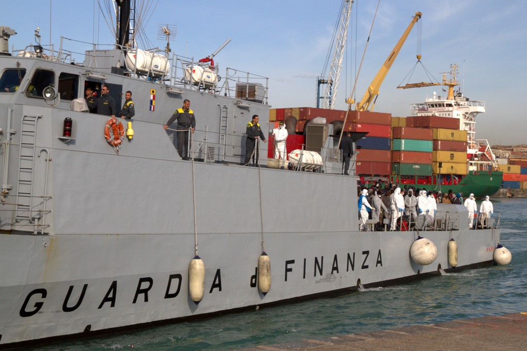 Catania: : fermati due scafisti per lo sbarco dei 220 migranti