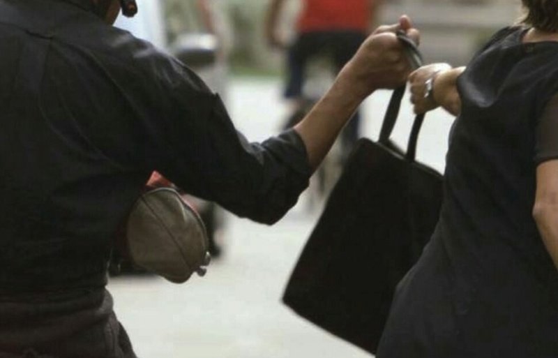 Avola, Due malfattori scippano una borsa
