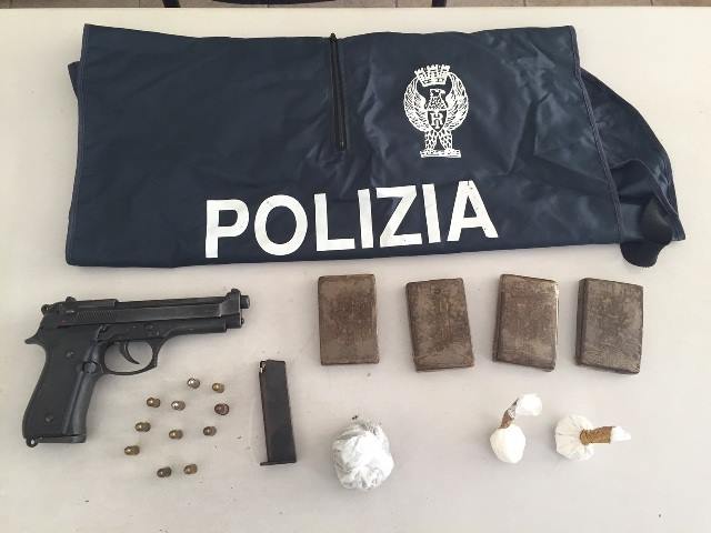 Siracusa: mezzo chilo di droga e una pistola giocattolo, siracusano arrestato dalla Polizia