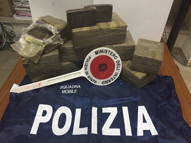Siracusa: la Polizia arresta due uomini per detenzione di sostanze stupefacenti ai fini di spaccio