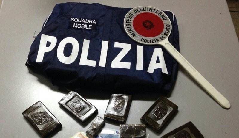 Siracusa: viaggiavano in auto con 5 panetti di hashish, arrestati dalla Polizia