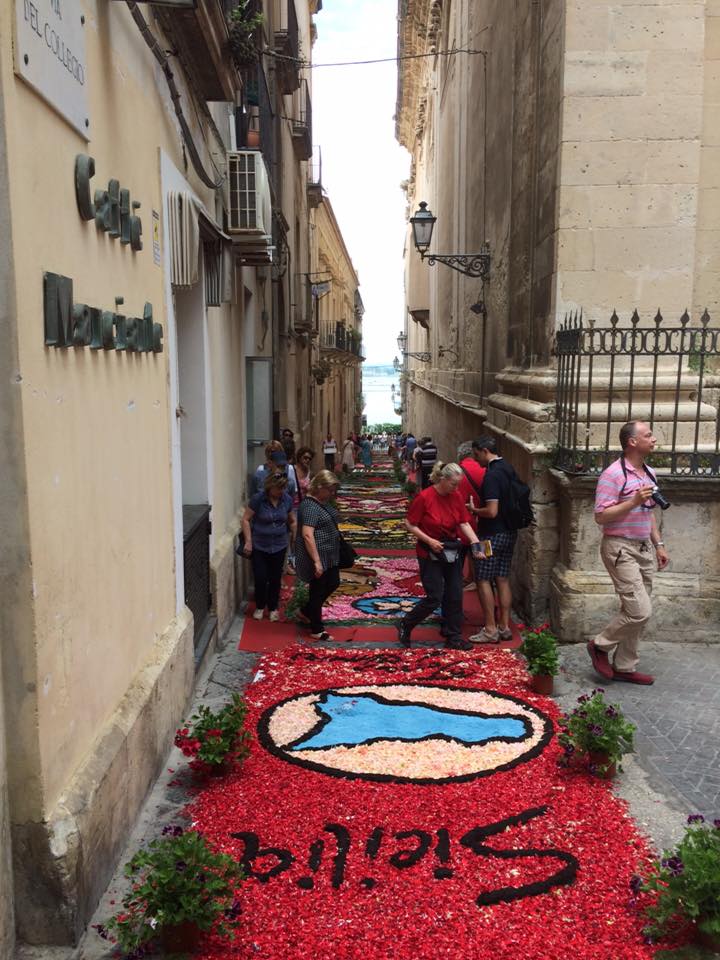 Siracusa: exploit di pubblico per l’infiorata 2015 in via del Collegio