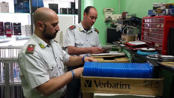 Catania: smantellata una centrale clandestina di masterizzazione e sequestrati oltre 3 mila CD/DVD pirata. Denunciato un responsabile