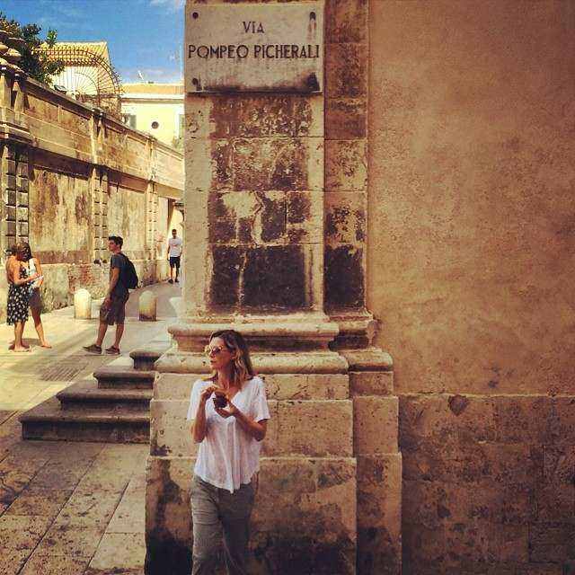 Siracusa: Ellen Pompeo turista vip, la dottoressa Meredith di Grey’s Anatomy in giro per Ortigia