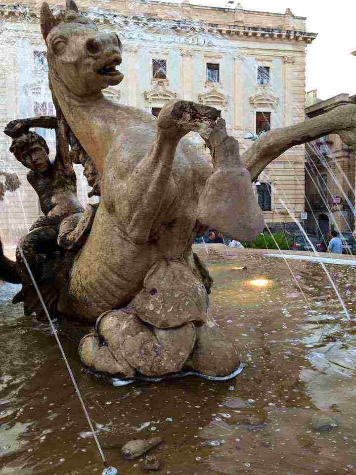 Siracusa: si sgretola la fontana di Diana, caduti alcuni pezzi di un cavallo marino