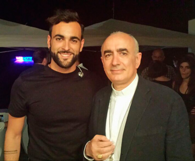 Noto: il Vescovo Staglianò e Marco Mengoni si stringono la mano