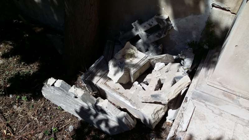 Siracusa: stato di degrado per la balaustra delle scale di accesso a Villa Reimann